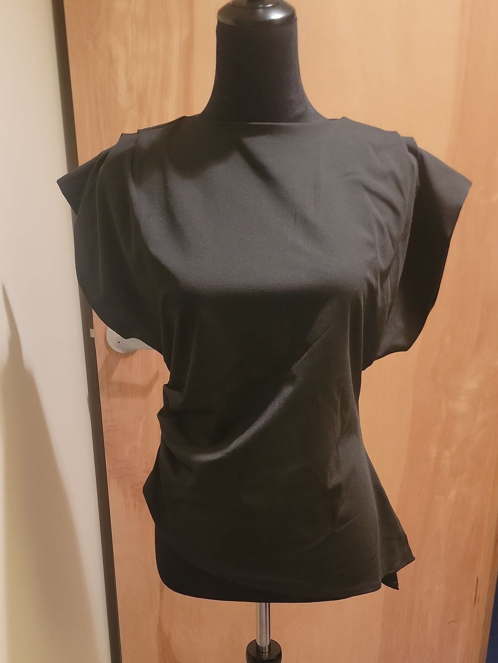 NWT Vera Dolini Black Draped Short Sleeve Top.